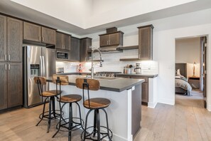 Réfrigérateur, four à micro-ondes, un four, surface de cuisson