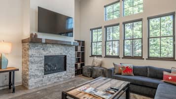 Smart TV, chimenea, futbolito y tenis de mesa
