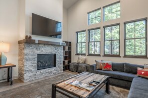 Téléviseur connecté, foyer, table de baby-foot, table de ping-pong