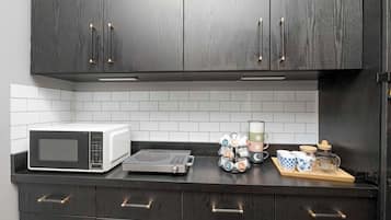 Køleskab, mikrobølgeovn, kogeplade, kaffe-/temaskine