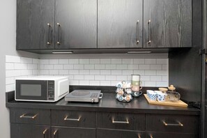 Køleskab, mikrobølgeovn, kogeplade, kaffe-/temaskine