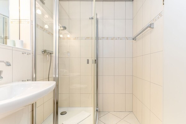 تجهيزات دش، مجففات شعر، مناشف