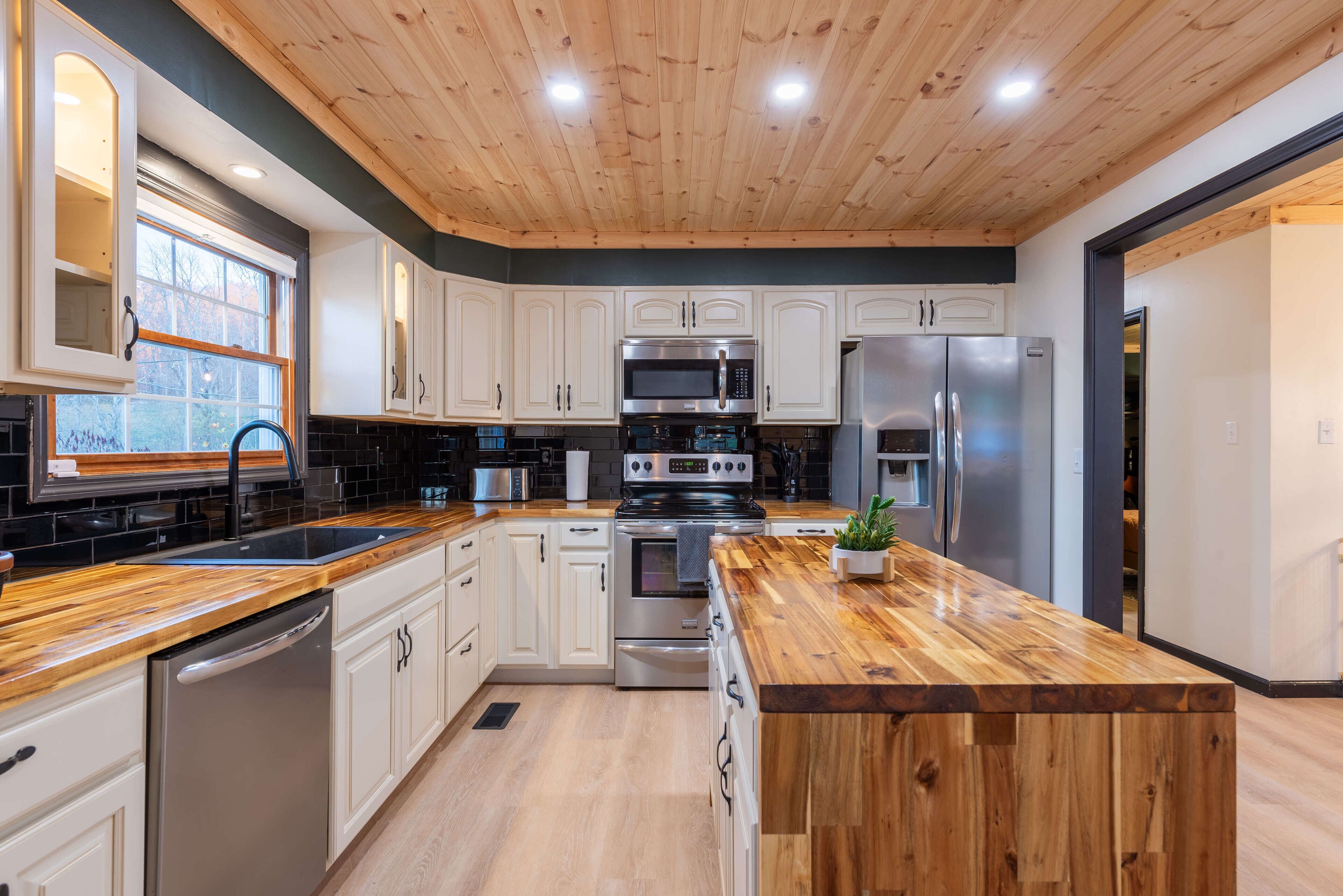 Frigorífico, microondas, horno y placa de cocina