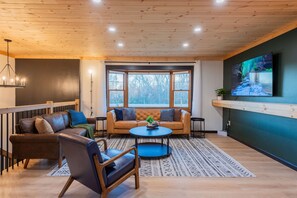 Smart TV, fireplace, table football - Cloud 9 – Starry Nights, Hot Tub Soaks & Movie Nights in Hocking Hills (New Plymouth)