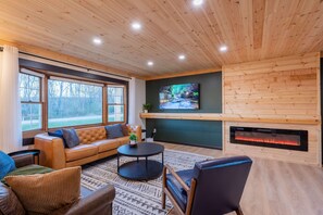 Una Smart TV, una chimenea, un futbolín