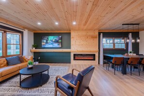 Una Smart TV, una chimenea, un futbolín