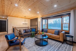 Una Smart TV, una chimenea, un futbolín