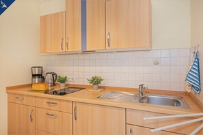 Kühlschrank, Mikrowelle, Herdplatte, Wasserkocher mit Kaffee-/Teezubehör
