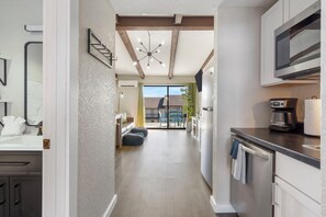 Een koelkast, een microgolfoven, een vaatwasser