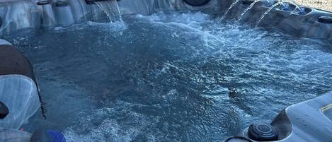 Tina de hidromasaje al aire libre