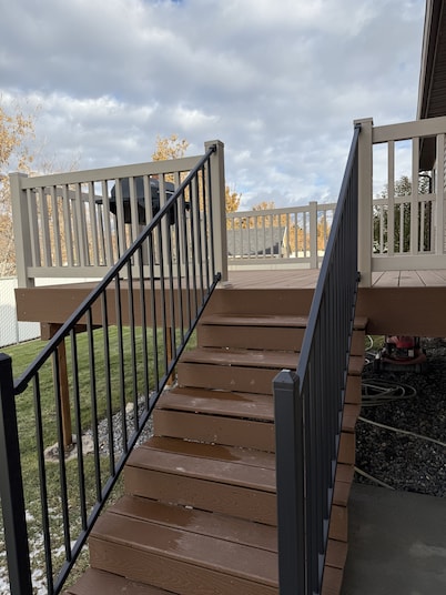 6 bedrooms, sleeps 16, Hot Tub, Theater and game Rooms, Newly Renovated.