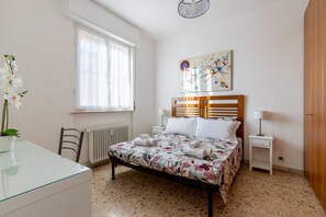 3 bedrooms, desk, iron/ironing board, WiFi
