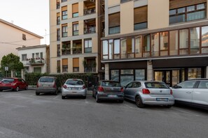 Exterior - This cozy and bright 124 sqm penthouse apartment can accommodate up to 6 people and is located on the 6th floor of a 1970s building with lift.The apartment boasts a splendid view over the city of Pisa, which guests can admire from one of its two terraces (Pisa)