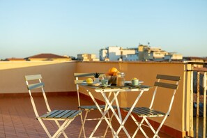 Outdoor dining - This cozy and bright 124 sqm penthouse apartment can accommodate up to 6 people and is located on the 6th floor of a 1970s building with lift.The apartment boasts a splendid view over the city of Pisa, which guests can admire from one of its two terraces (Pisa)