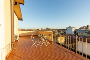 Outdoor dining - This cozy and bright 124 sqm penthouse apartment can accommodate up to 6 people and is located on the 6th floor of a 1970s building with lift.The apartment boasts a splendid view over the city of Pisa, which guests can admire from one of its two terraces (Pisa)