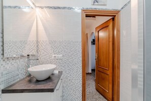 تجهيزات دش، مجففات شعر، مراحيض شطف، مناشف