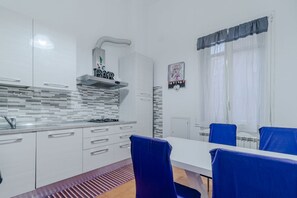 Fridge, oven, stovetop, coffee/tea maker