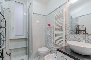 Douche, sèche-cheveux, bidet, serviettes fournies