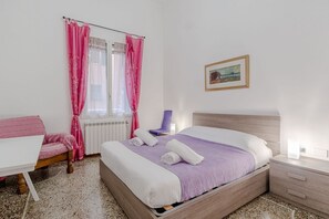 1 bedroom, iron/ironing board, WiFi, bed sheets - Comfy APT in Genoa's St. Theodore District (Genova)