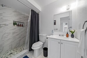 淋浴设施、吹风机、毛巾