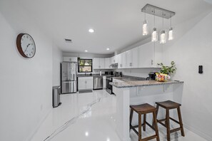 Refrigerador, microondas, horno y parrilla de estufa