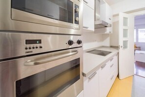 Réfrigérateur, micro-ondes, four, cafetière/bouilloire