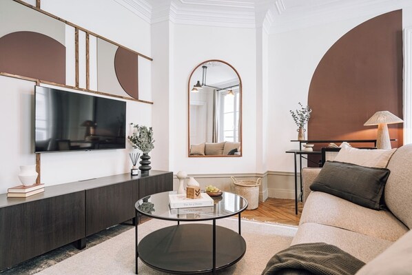 TV - Saray - 1 chambre à Invalides (Paris)