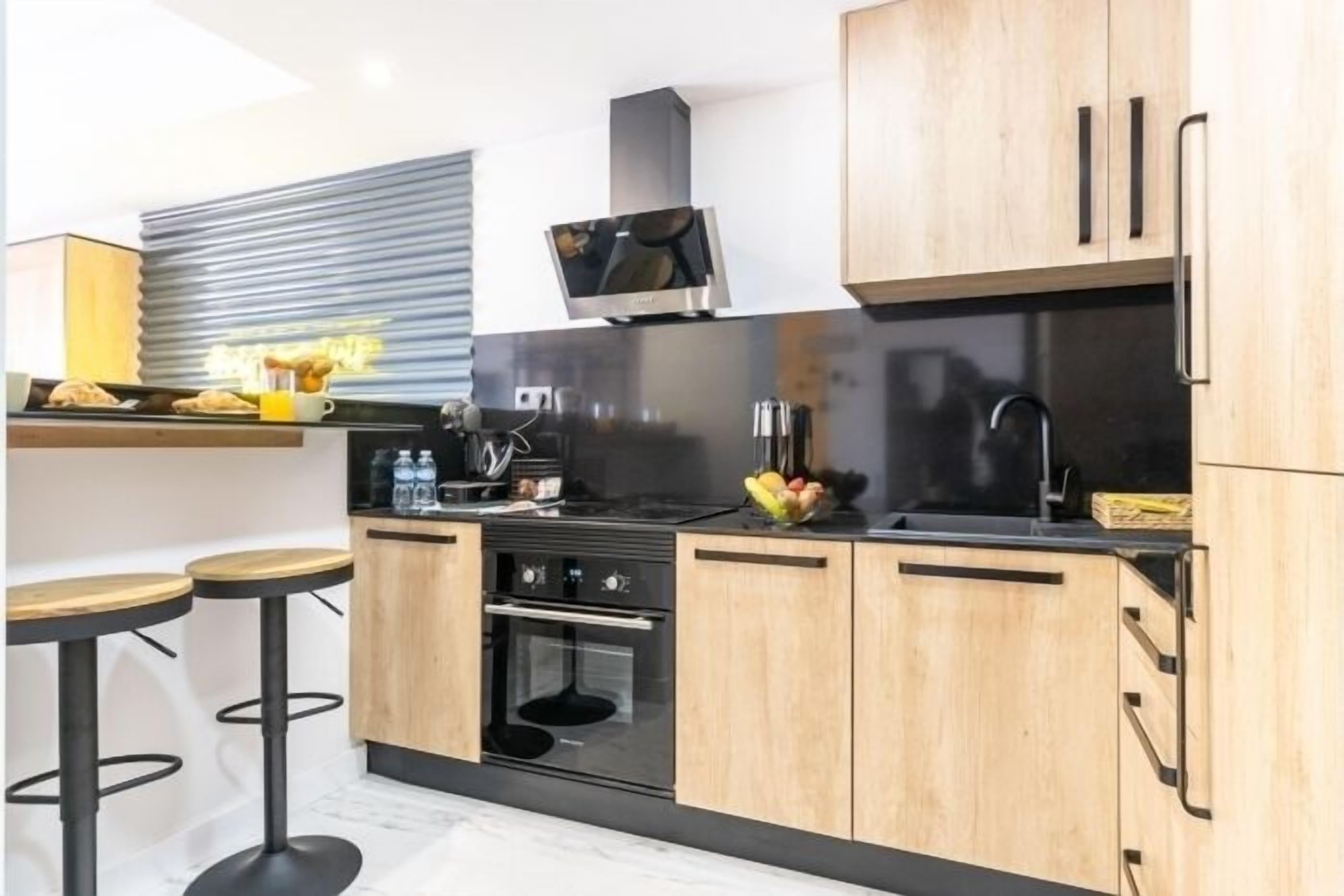 Kjøleskap, kaffetrakter/tekoker og kjøkkenutstyr