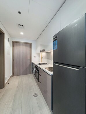 Jääkaappi, mikroaaltouuni, uuni, liesi