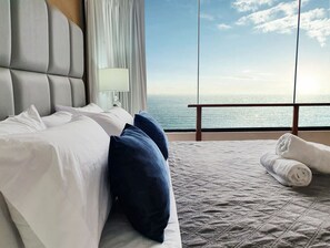 Apartamento luxo, de frente para o oceano | Roupas de cama premium, edredons de pluma, cofres nos quartos