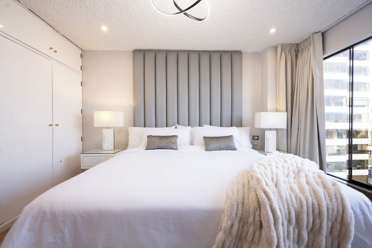 Apartament empresarial, pati, vistes parcials a l'oceà | 2 dormitoris, roba de llit d'alta qualitat i cobrellits