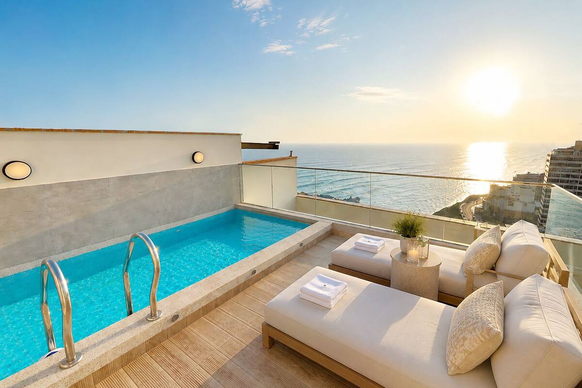 Une piscine sur le toit offrant une vue sur l’océan et le paysage urbain.
