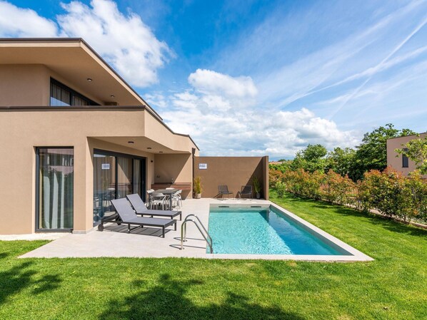 Pool - Luxury Apartment With Private Swimming Pool (Brtonigla)