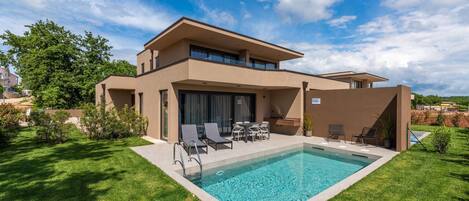 Villa | Alberca | Alberca techada y alberca al aire libre