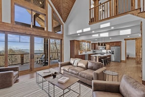 Smart TV, fireplace, ping pong - Sunset View Retreat at Eagles Nest - views, pets, near Winery (Elk Park)
