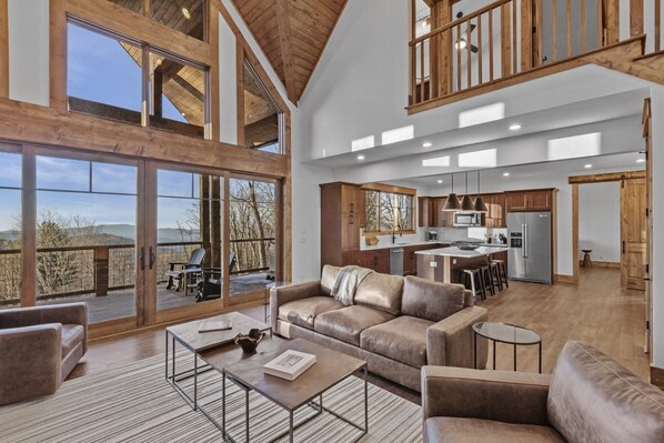 スマートテレビ、暖炉、卓球台