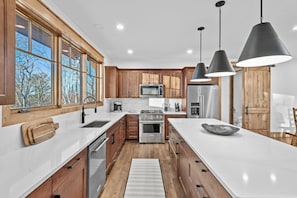 Fridge, microwave, oven, stovetop - Sunset View Retreat at Eagles Nest - views, pets, near Winery (Elk Park)