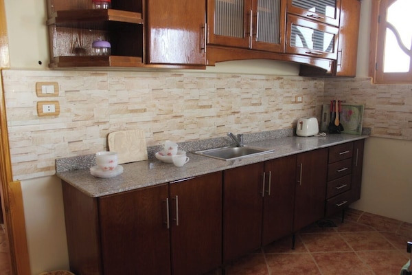 Apartemen Deluks, balkon, pemandangan kota | Dapur pribadi | Meja makan