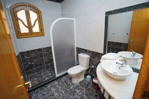 مستلزمات مجانية للعناية الشخصية، مناشف، صابون، ورق حمّام
