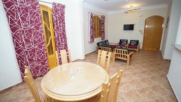 50 inci sebuah televisyen pintar dengan digital, pembesar suara pintar