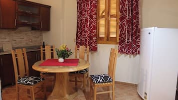 Apartamento Deluxe, balcón, vistas a la ciudad | Zona de estar | Smart TV de 50 pulgadas con canales digitales, un altavoz inteligente