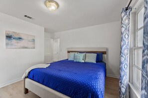 3 chambres, fer et planche à repasser, Wi-Fi, draps fournis