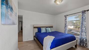 3 bedrooms, iron/ironing board, WiFi, bed sheets