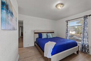 3 slaapkamers, een strijkplank/strijkijzer, wifi, beddengoed