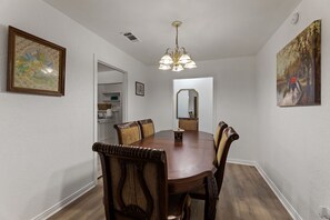 Dining - 3-bedroom house in Killeen with WiFi, AC, Pet-Friendly, Washer/Dryer. (Killeen)