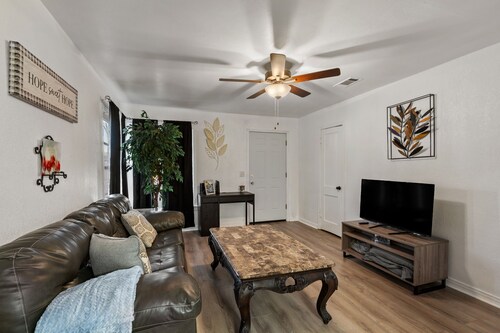 3-bedroom house in Killeen with WiFi, AC, Pet-Friendly, Washer/Dryer.