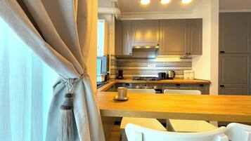 Køleskab, ovn, kaffe-/temaskine, brødrister