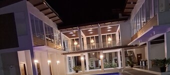 3-Bedroom Vacation Home Near Airport and White Sand Beaches