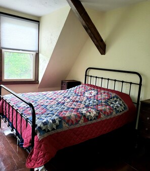 8 bedrooms, WiFi, bed sheets - Restored 100-year-old Barn House in Private Forest. Perfect for gatherings.  (Langsville)