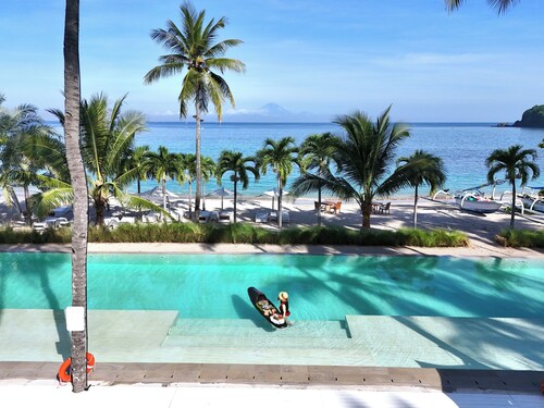Enchanting Lombok Lux beachresort with 2km of white sand-faced Bali Mount Agung